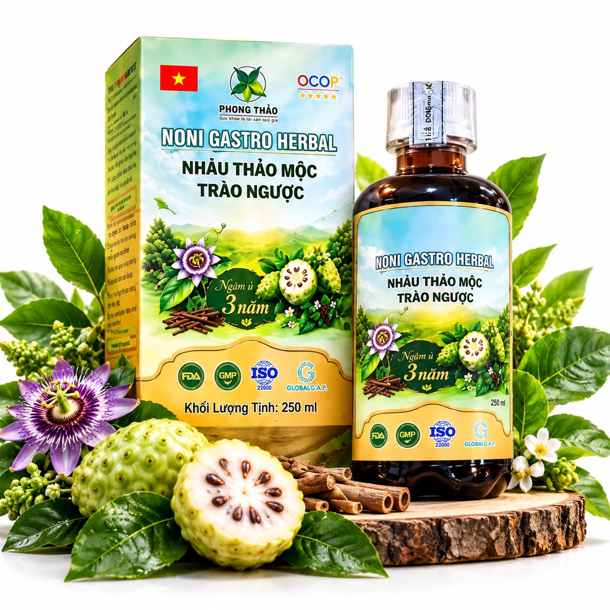 Hộp và chai Nhàu Thảo Mộc Trào Ngược – Noni Gastro Herbal 250ml bên trái nhàu tươi
